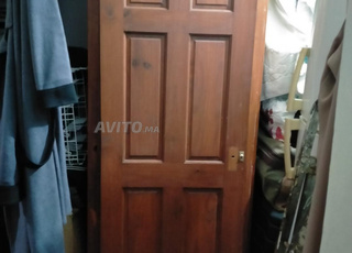 باب خشبي بحالة جيدة جدا