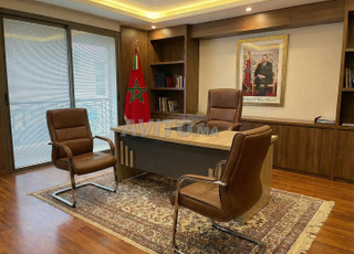 Bureau équipé avec 3 chaises