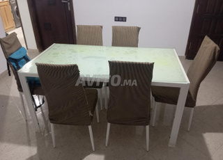 Salle à manger en bon état. Avec 6 chaises.