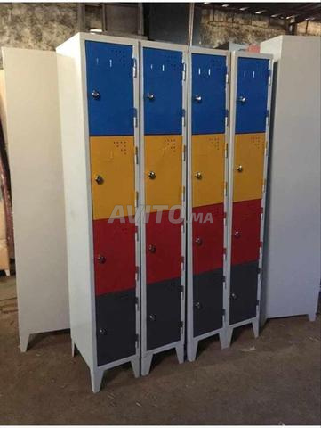 خزائن معدنية بأحجام وألوان مختلفة - 2