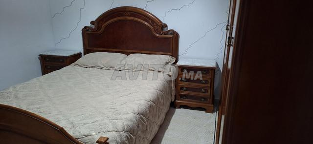 سرير مع خزانة ملابس خشبية