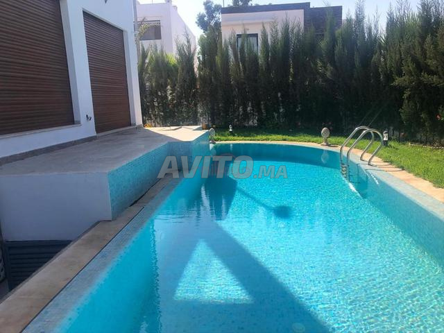 بيع فيلا 8 غرف بمساحة 416 م2 في بوسكورة