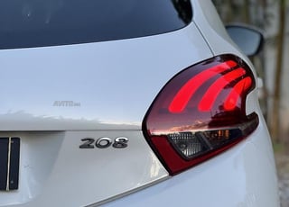 Peugeot 208 white edition