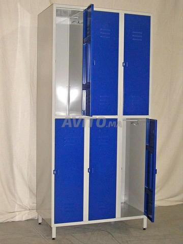 خزانة ملابس معدنية بأربعة أبواب في المخزن