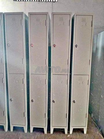 خزانة ملابس معدنية بأربعة أبواب في المخزن - 2