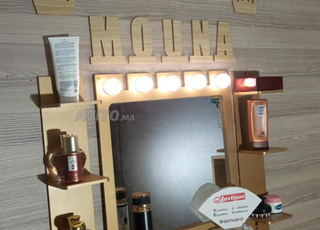 مرايا 🖼️ مربعة بإضاءة ساحرة مع ثلاث رفوف رائعة