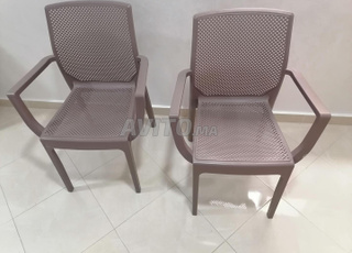 2 chaises neuves à vendre