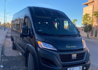 Voiture de transport touristique 15 places plus le siège du conducteur