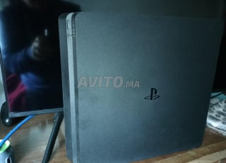 Ps4 slim avec manette et jeux
