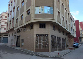 منزل مكون من طابقين و 4 كراجات