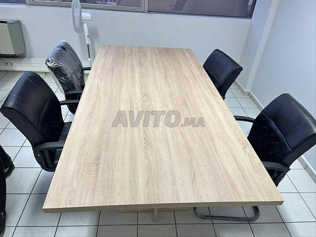 Tables de réunion modernes pour un environnement de travail professionnel