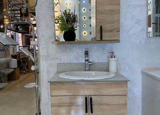 Rénovez votre salle de bain avec un lavabo Porcelin moderne, un miroir et un meuble MDF