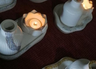 Décoration pour la maison. Ensemble de bougies et vase de roses