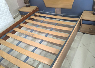 Lit 1,40×1,90 avec tables de nuit