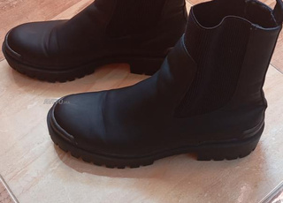 Une chaussure n°39 de très bonne état.