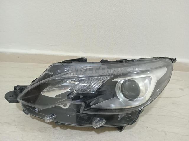 Deux projecteurs avant originaux Peugeot 2008