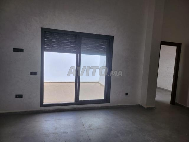 استوديو جديد فارغ مع تراس للإيجار - 2