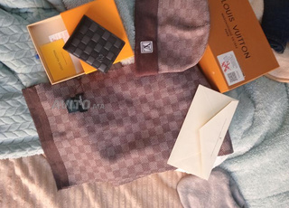 Ensemble Louis Vuitton portefeuille, écharpe et bonnet jamais utilisés