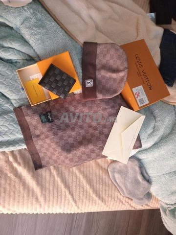 مجموعة Louis Vuitton محفظة وشاح وقبعة لم تستخدم