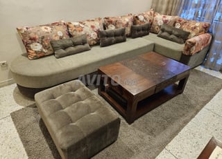 Salon en L avec table et tapis