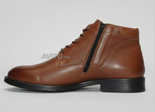 أحذية جلدية بنية اللون للبيع.