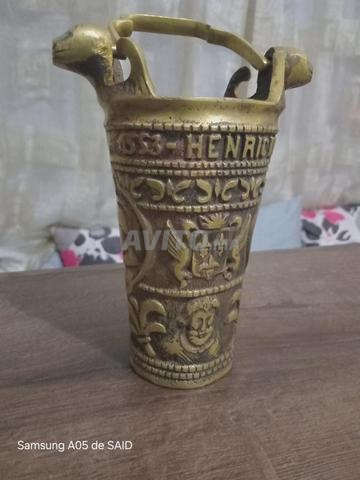 دلو قديم سنة 1553 من النحاس