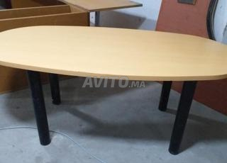 طاولة اجتماعات كبيرة متاحة فرصة