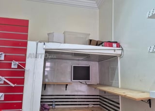 Boutique à louer près d'une rue principale