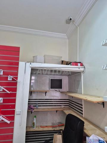 Boutique à louer près d'une rue principale