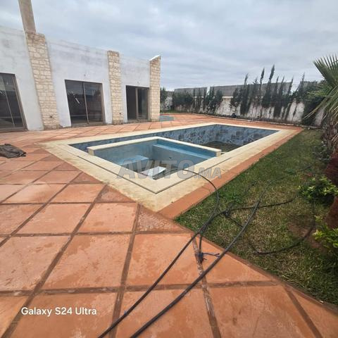 فيلا جديدة مع مسابح بدون إطلالة مباشرة