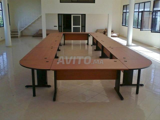 Tables de réunion haut de gamme, prêtes à être livrées