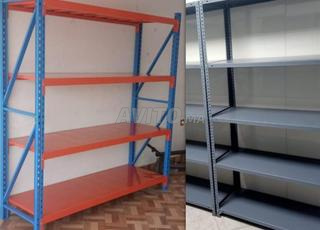 Étagères métalliques robustes et pratiques pour le stockage