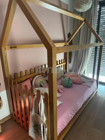 سرير أطفال مونتيسوري من خشب الدردار الصلب