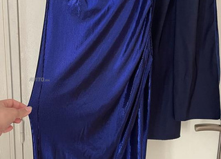 Robe soirée bleue satinée avec fente