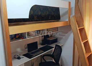 سرير مرتفع معلق من خشب الصنوبر الصلب و MDF المطلي.