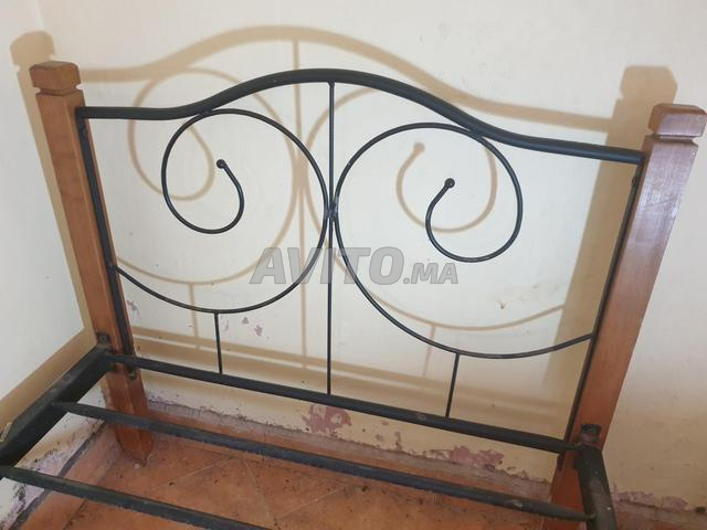 سرير معدني مع إطار خشبي - مستعمل بحالة جيدة