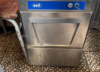 Lave-vaisselle professionnel