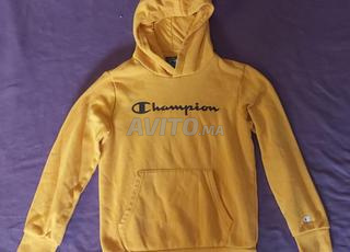 كنزة شامبيون بغطاء للرأس.