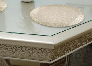 Salon marocain avec table et tapis