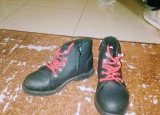 Bonnes chaussures pour le froid, prix 100 dirhams, taille 33