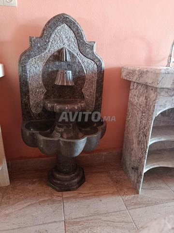 نافورة جدارية من الرخام الرمادي الداكن