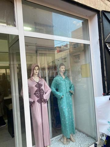 واجهة عرض مع فاصل في حالة جيدة جدا