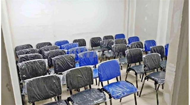 كرسي مع مكتب عملي ومريح