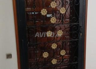 باب مدخل خشبي مع باب حديدي