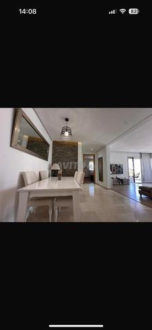 طاولة طعام بيضاء