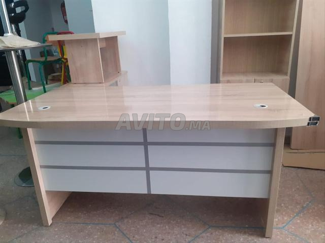 مكتب عملي بمساحة مريحة