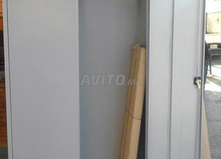 خزانة معدنية ببابين مفصليين