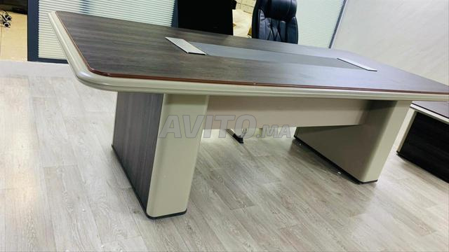 طاولة اجتماعات مستوردة مناسبة لمختلف فضاءات العمل