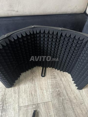 MICROPHONE ISOLATION SHIELD