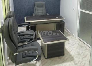 Bureau de travail importé avec chaises importées pour usage professionnel